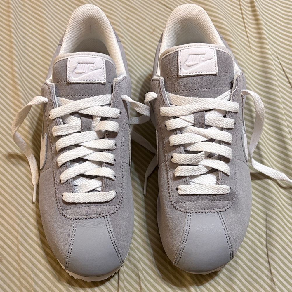 Nike Women's Light Gray Sneakers